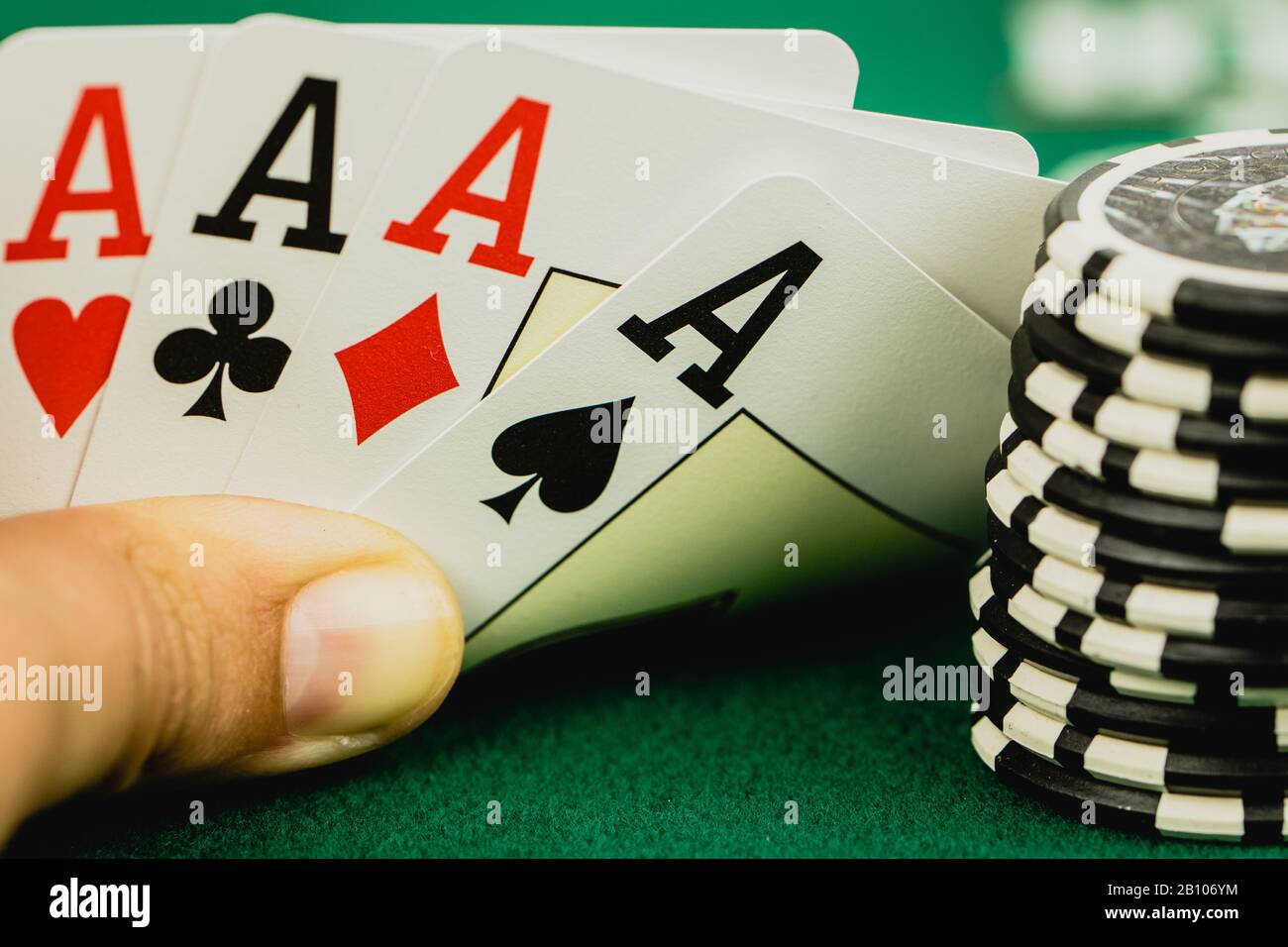 assi con fiches da poker Foto Stock