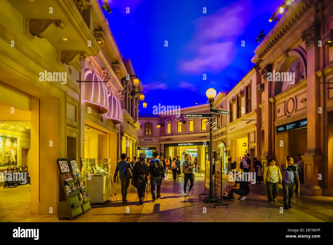Il negozio outlet VenusFort di Odaiba vi farà piacere sia con le sue aree di intrattenimento che con i negozi. Foto Stock