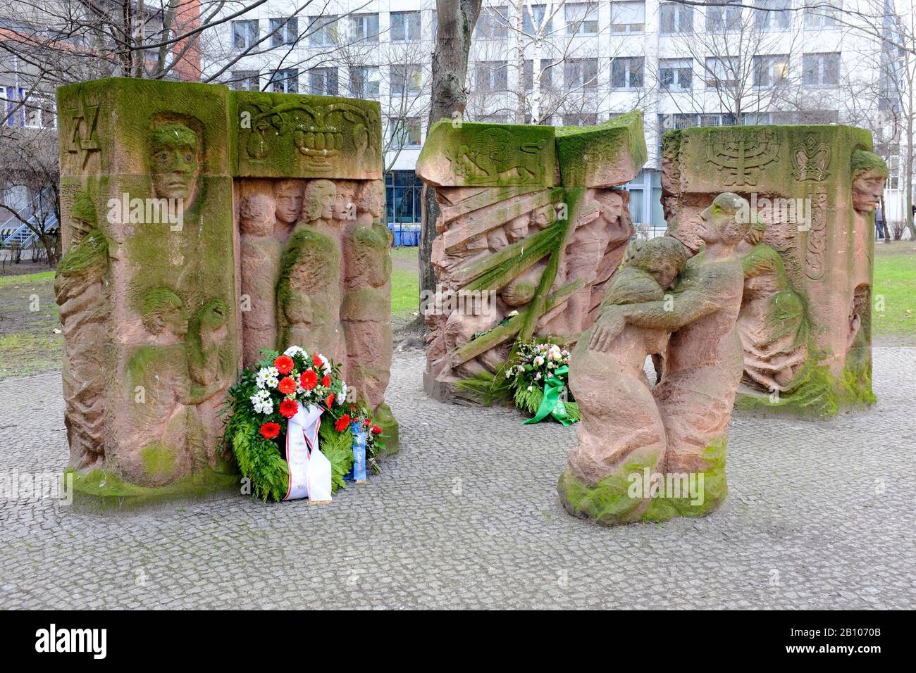 Scultura di Ingeborg Hunzinger sulla protesta Rosenstrasse, Rosenstrasse, Mitte, Berlino Foto Stock