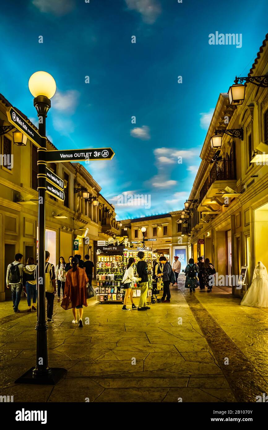 Il negozio outlet VenusFort di Odaiba vi farà piacere sia con le sue aree di intrattenimento che con i negozi. Foto Stock