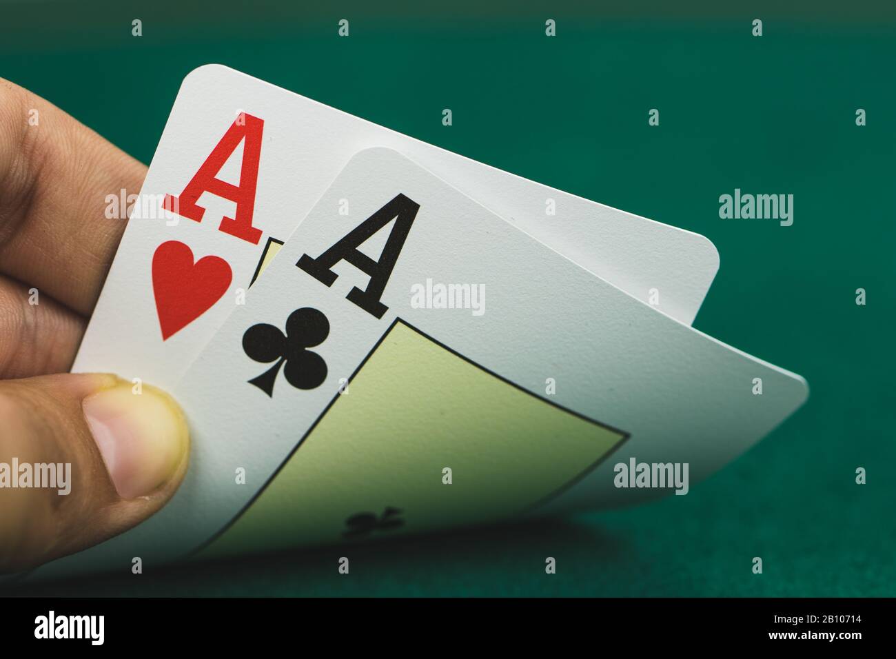 assi con fiches da poker Foto Stock