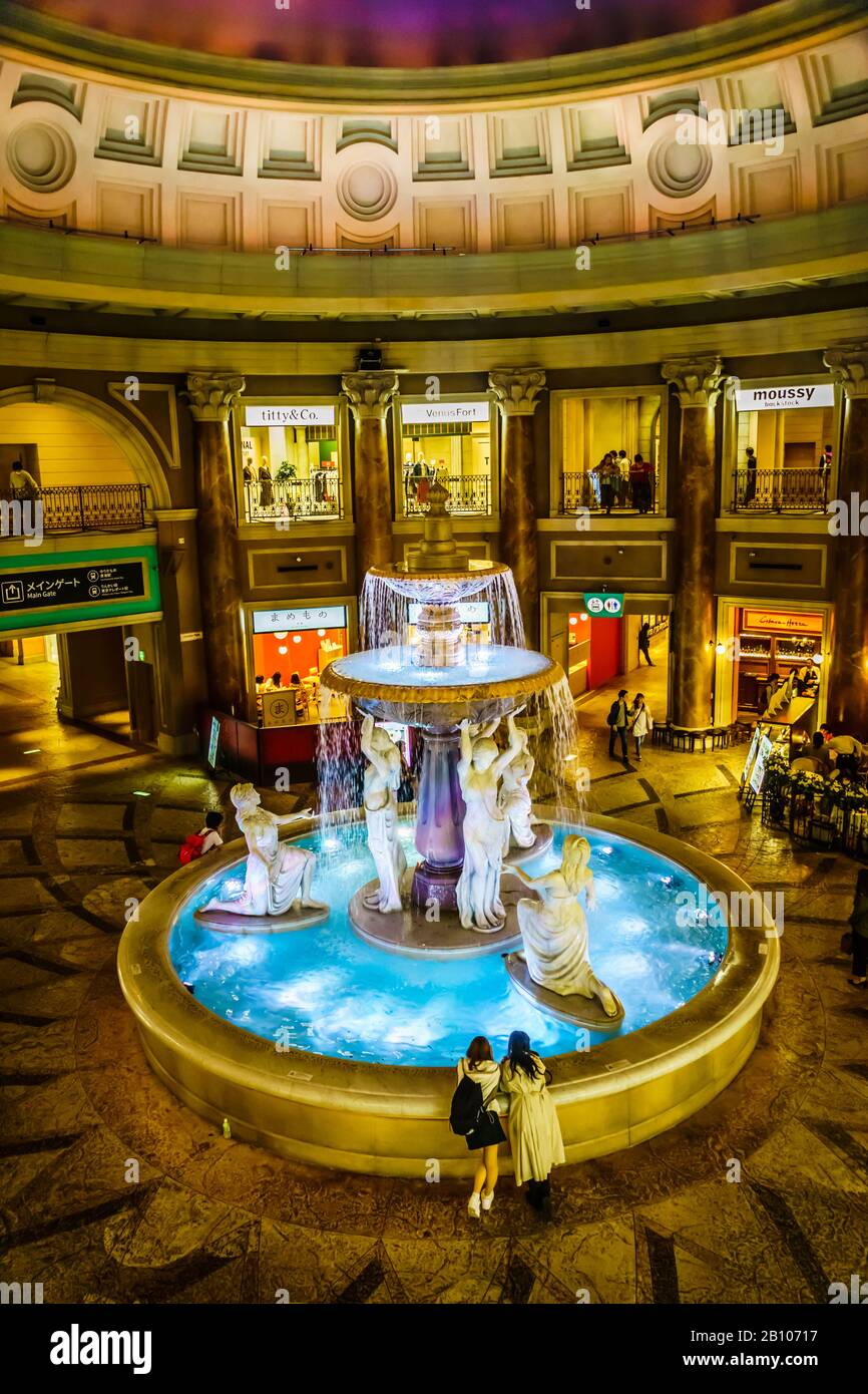 Il negozio outlet VenusFort di Odaiba vi farà piacere sia con le sue aree di intrattenimento che con i negozi. Foto Stock