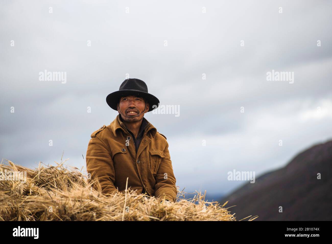 Ritratto di un uomo tibetano, altopiano tibetano, Kham e Amdo Foto Stock