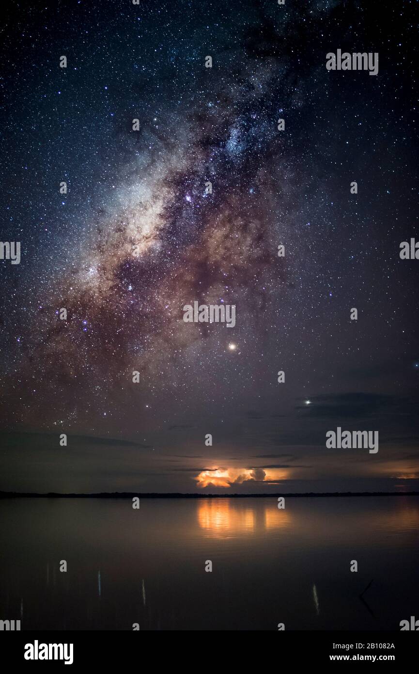 Bright Milky Way galassia con temporale distante fulmine sopra il Lago Maracaibo (Catatumbo temporale, il luogo con la più alta densità di fulmini sulla terra) Ologa, Zulia, Venezuela, Sud America Foto Stock