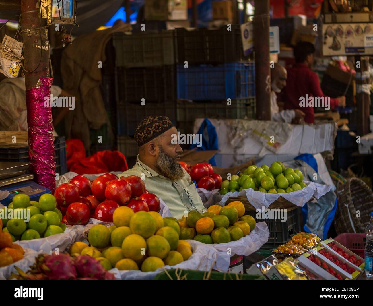 Mumbai, India - 18 dicembre 2019 : fornitore musulmano di frutta al mercato di Crowford. I venditori di frutta vendono varietà di frutta nei negozi di strada attraverso Ind Foto Stock