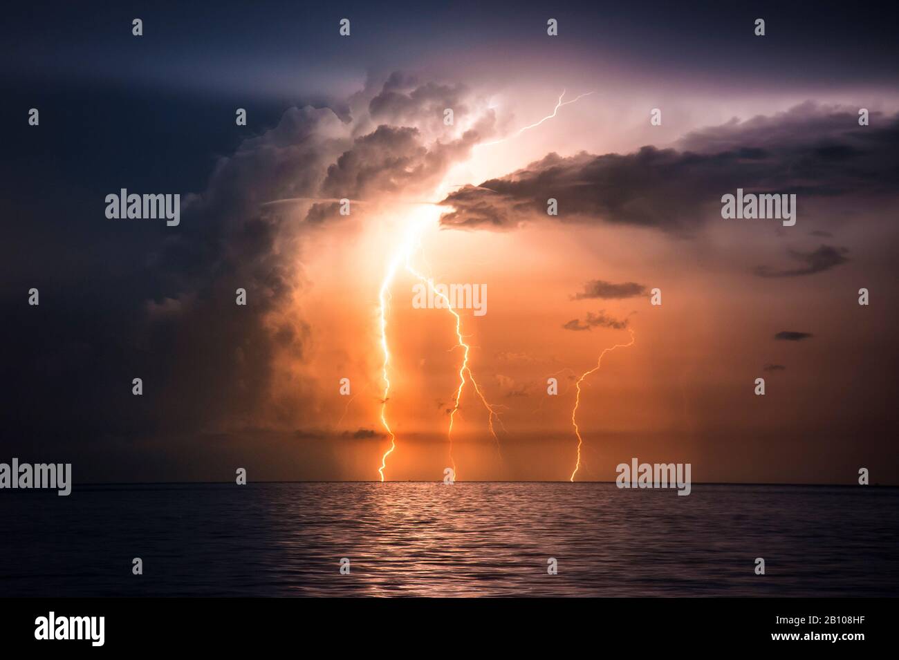 Violenti scarichi di fulmini da una torre a vento inclinato sopra il Lago Maracaibo (Catatumbo temporale, il luogo con la più alta densità di fulmini sulla terra) Ologa, Zulia, Venezuela, Sud America Foto Stock