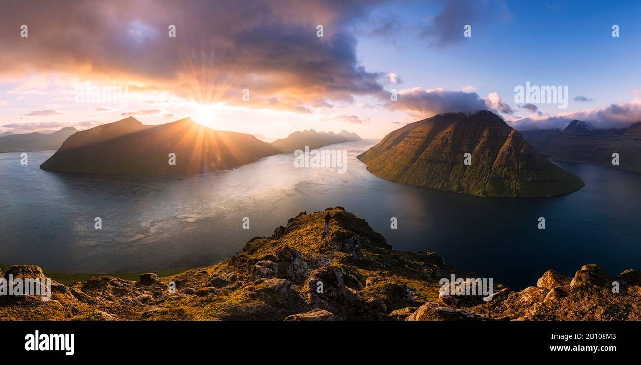 über den Fjorden der Färöer Inseln bei Sonnenübergang, Borðoy, Färöer Inseln, Dänemark Foto Stock