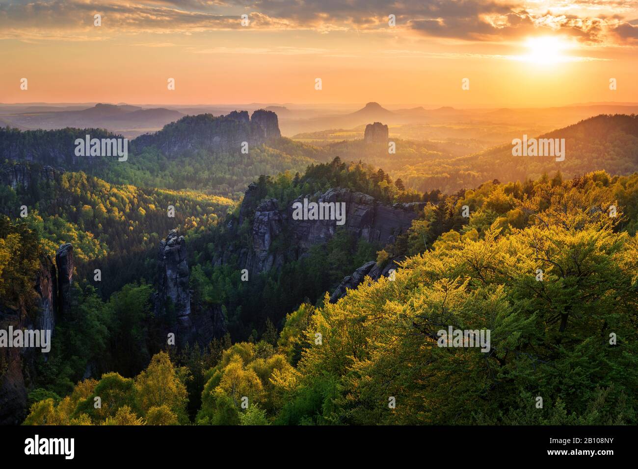 Tramonto sul fiume Elba montagne di arenaria, Svizzera Sassone, Bassa Sassonia, Germania Foto Stock