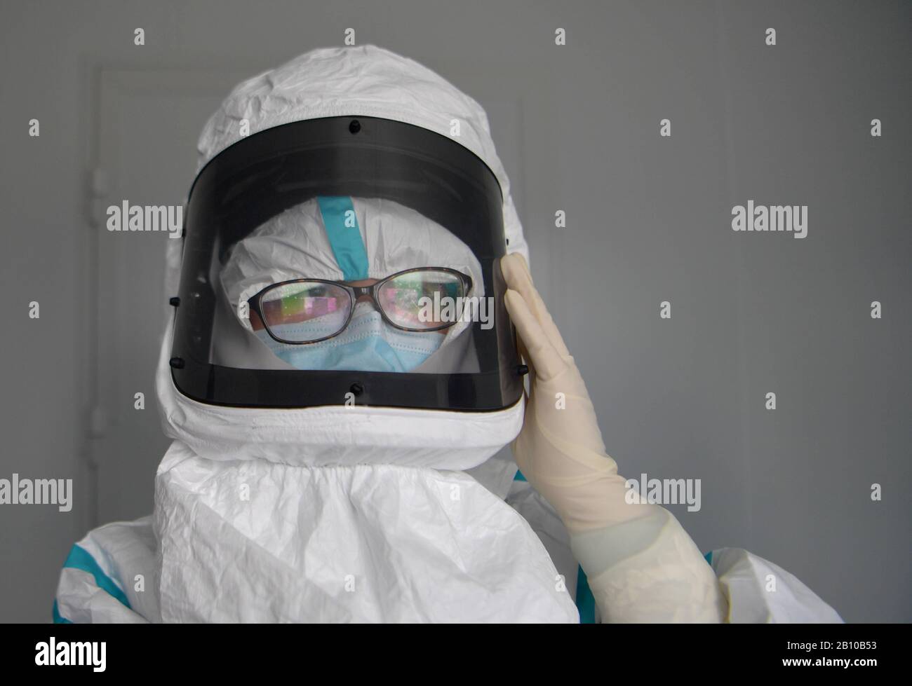 Enshi, La Provincia Cinese Di Hubei. 21st Feb, 2020. Il membro del team medico Xiong Suping di Tianjin indossa un vestito protettivo a Enshi, nella provincia centrale cinese di Hubei, 21 febbraio 2020. Gli esperti Xiong Suping e Gao Rui di Tianjin sono stati al Centro Enshi per il controllo E la prevenzione Delle Malattie dal 13 febbraio per fornire assistenza ai membri del personale di un laboratorio di nuova costruzione. Il laboratorio sta per offrire supporto tecnologico per prevenire e controllare la nuova epidemia di coronavirus. Credito: Yang Shunpi/Xinhua/Alamy Live News Foto Stock