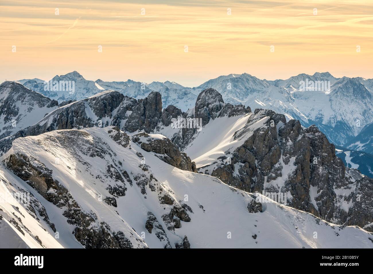 Ghiacciaio Dachstein, massiccio del Dachstein, vista dello Schladminger Tauern, al mattino, Austria Foto Stock