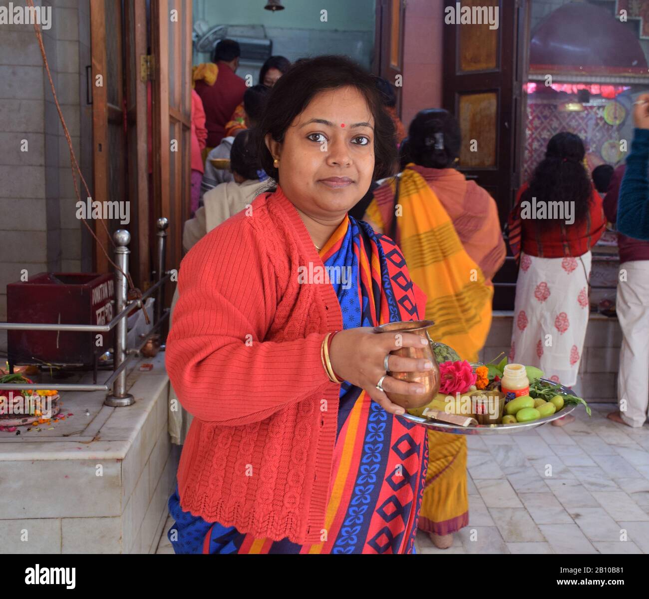 Una donna indù devota con la sua Pooja Thali durante il Festival shivratri in India Foto Stock