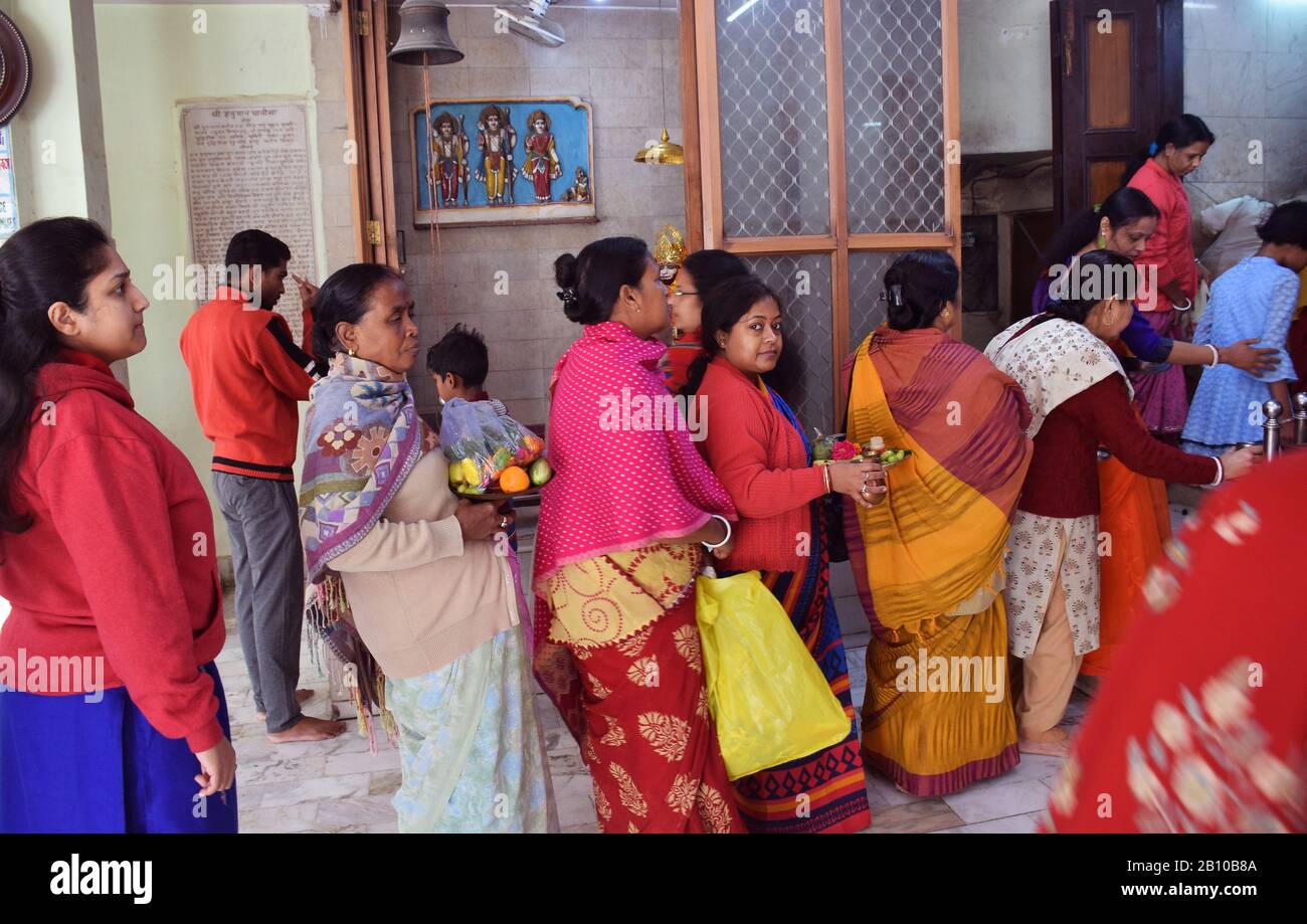 Donne devoti in attesa del loro turno per Shiva Pooja durante il festival Shivratri in India Foto Stock