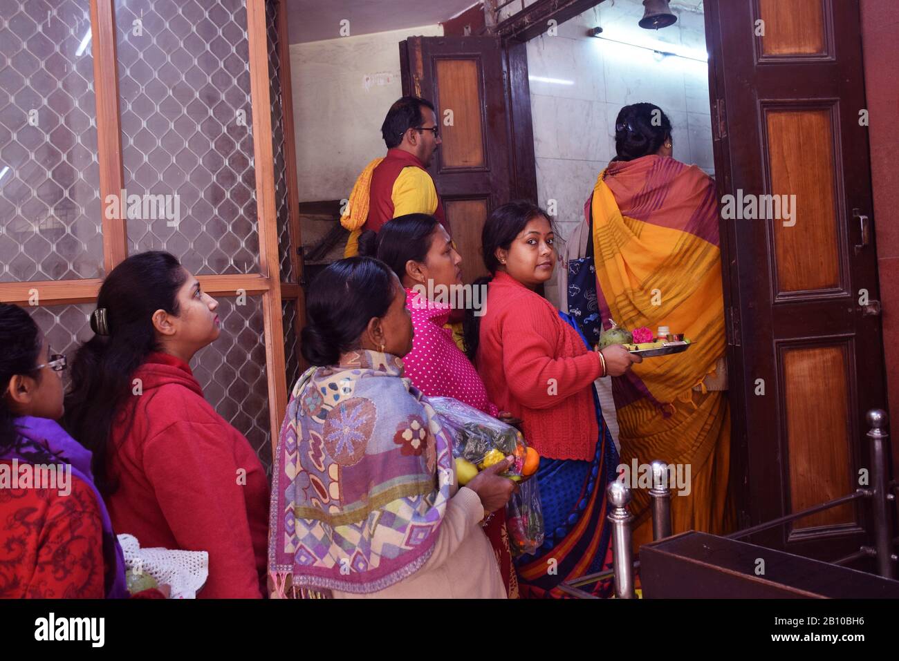 Donne devoti in attesa del loro turno per Shiva Pooja durante il festival Shivratri in India Foto Stock