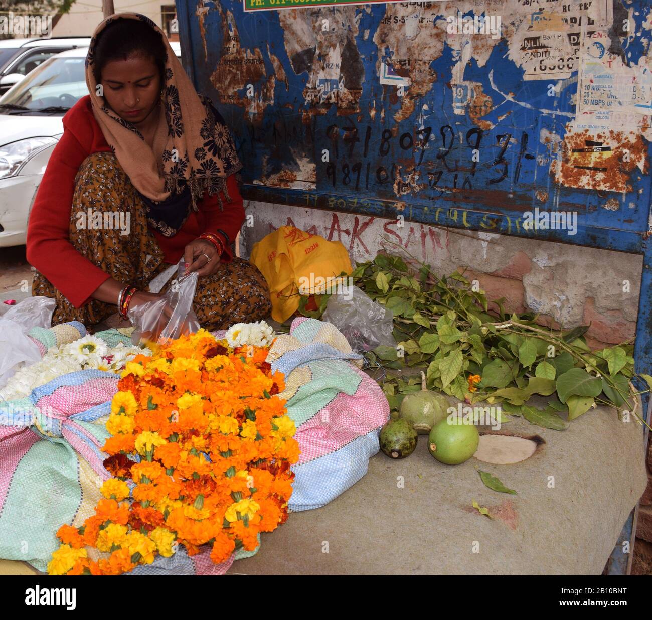 Una donna che vende articoli Shivratri Puja Foto Stock