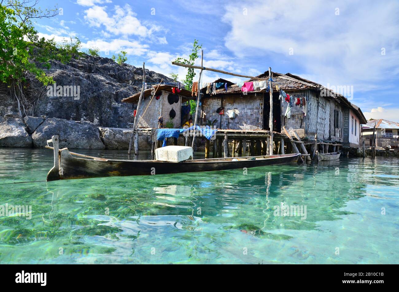 Villaggio con case a palafitta dei nomadi del mare di Bajau, Isola di Malenge, Baia di Tomini, Isole Togiane, Sulawesi, Indonesia Foto Stock