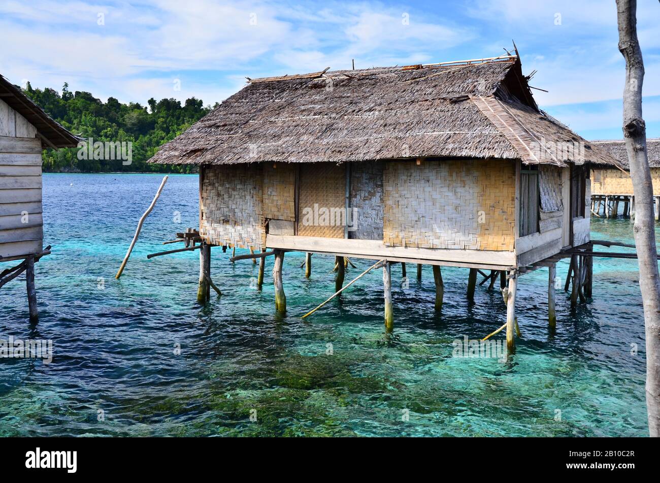 Villaggio con case a palafitta dei nomadi del mare di Bajau, Isola di Malenge, Baia di Tomini, Isole Togiane, Sulawesi, Indonesia Foto Stock