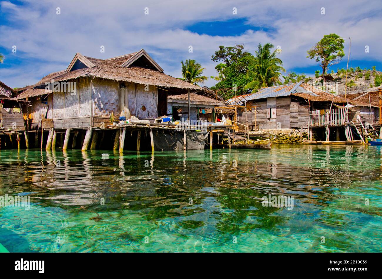 Villaggio con case a palafitta dei nomadi del mare di Bajau, Isola di Malenge, Baia di Tomini, Isole Togiane, Sulawesi, Indonesia Foto Stock