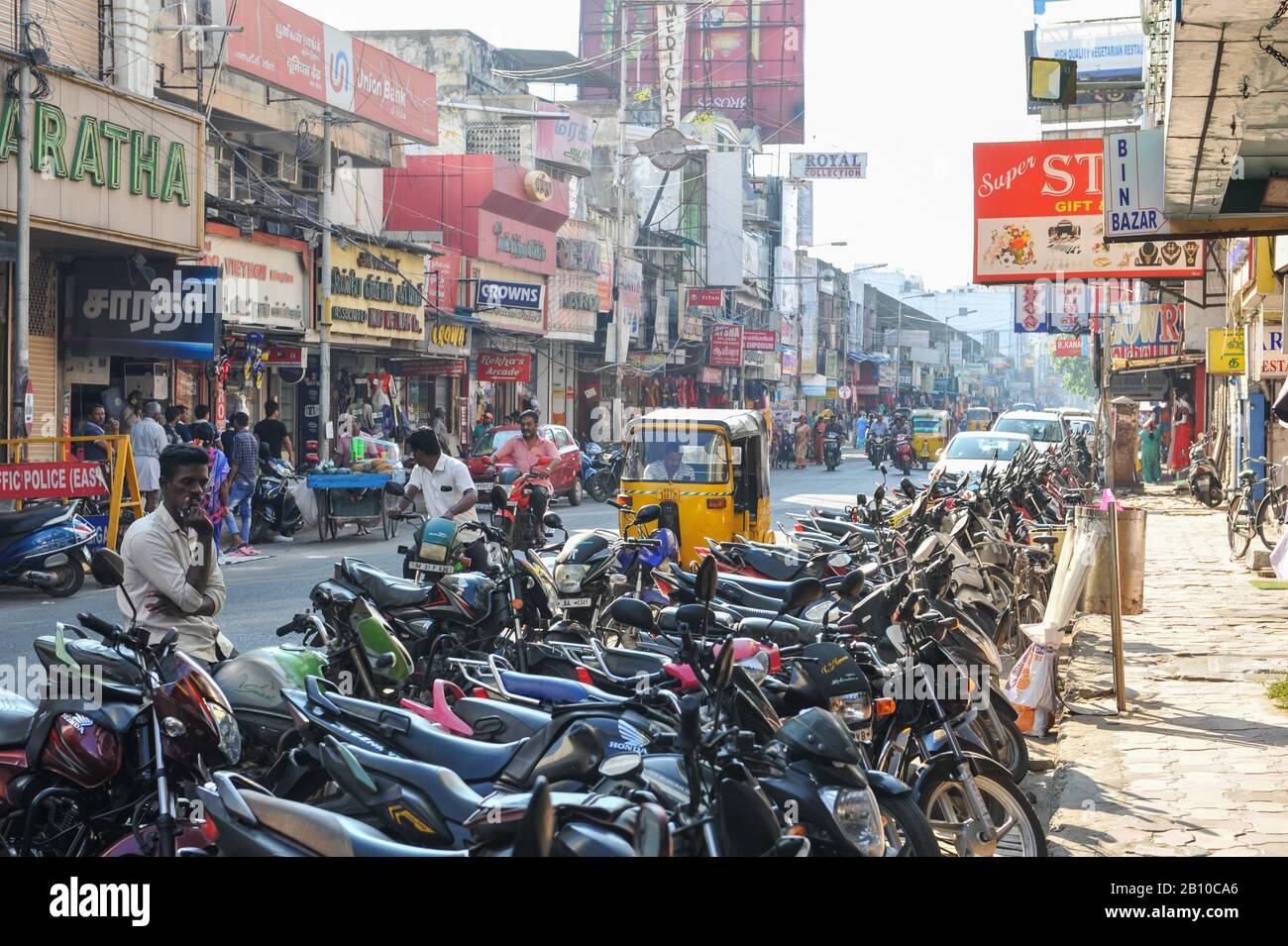 Pondicherry, INDIA - Febbraio 2020: Parcheggio completo in Nehru Street. Foto Stock