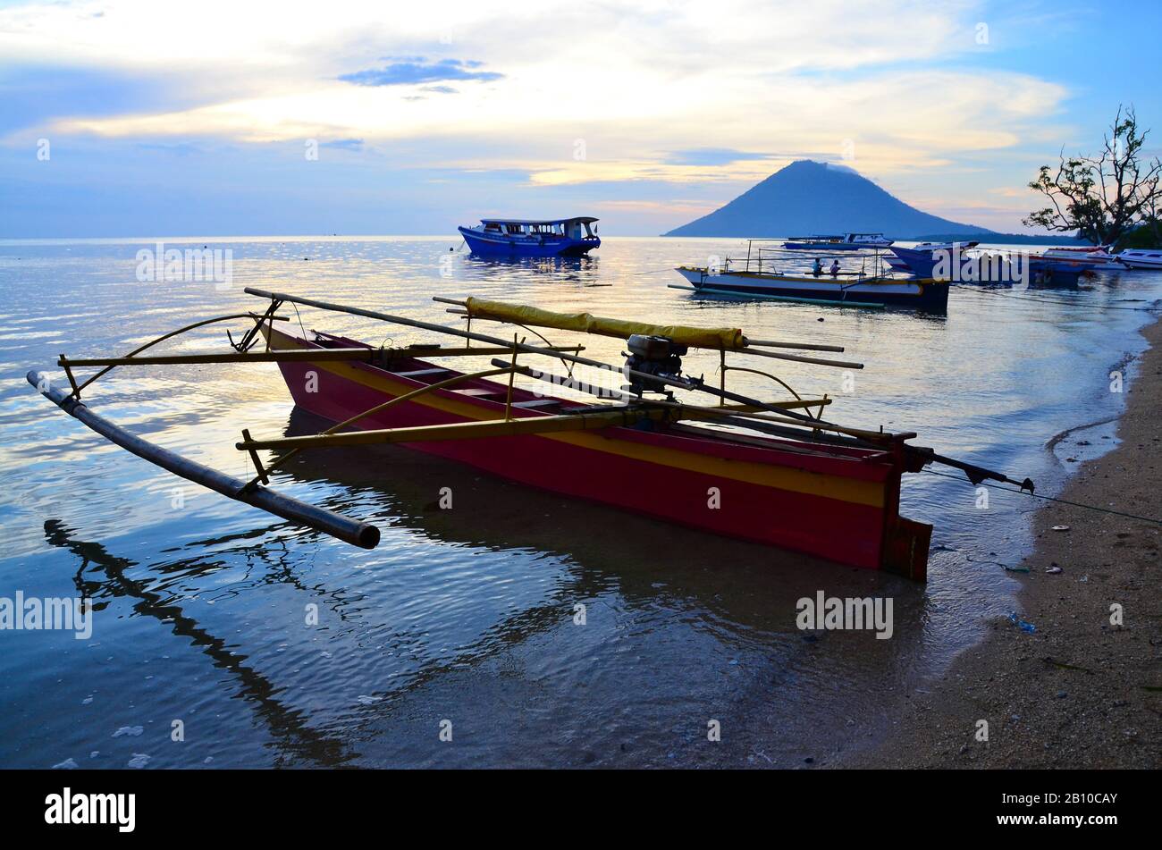 Dugotta in barca di fronte al vulcano Manado Tua, il Parco Nazionale di Bunaken, Sulawesi, Indonesia Foto Stock