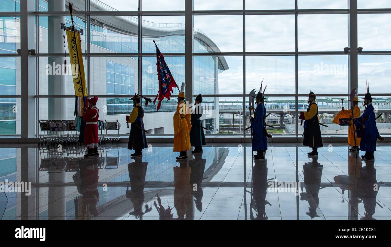 Incheon Corea del Sud - 14 settembre 2019: Le persone in tradizionale abito coreano si preparano a sfilarsi attraverso il terminal dell'aeroporto tenendo striscioni Foto Stock