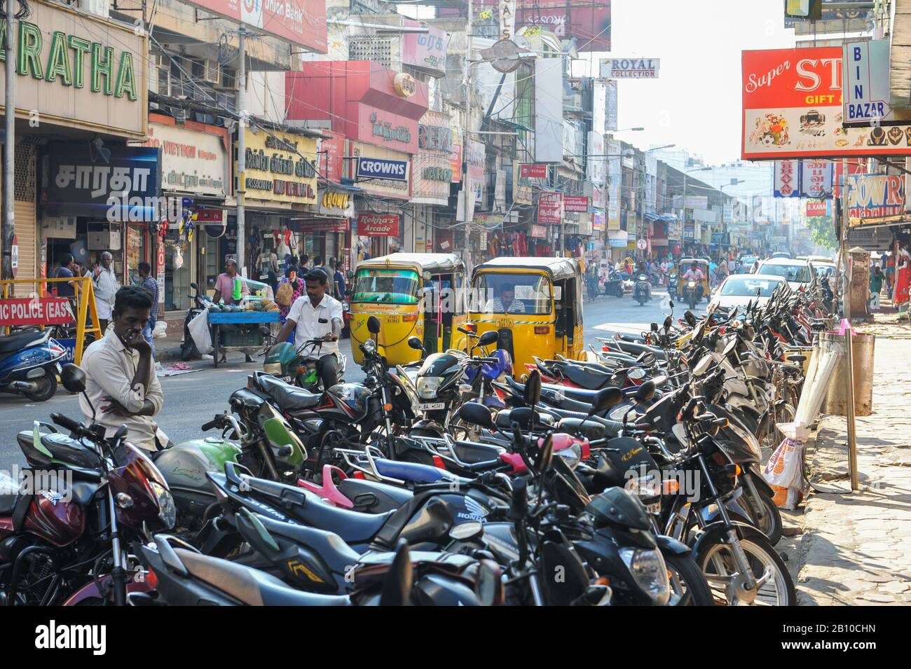 Pondicherry, INDIA - Febbraio 2020: Parcheggio completo in Nehru Street. Foto Stock