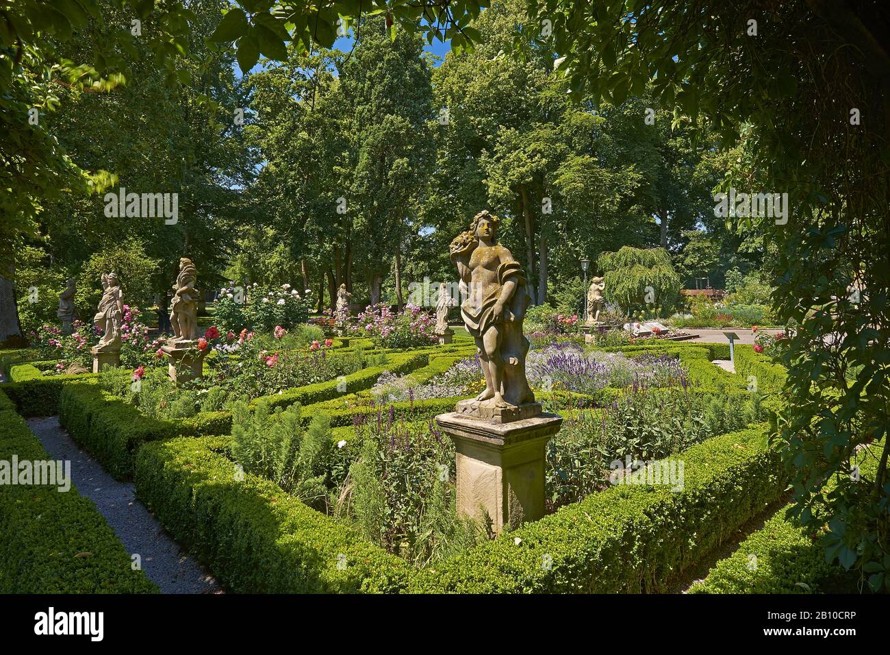 Giardino di rose con quattro elementi e stagioni nel giardino del castello a Rothenburg ob der Tauber, Franconia media, Baviera, Germania Foto Stock