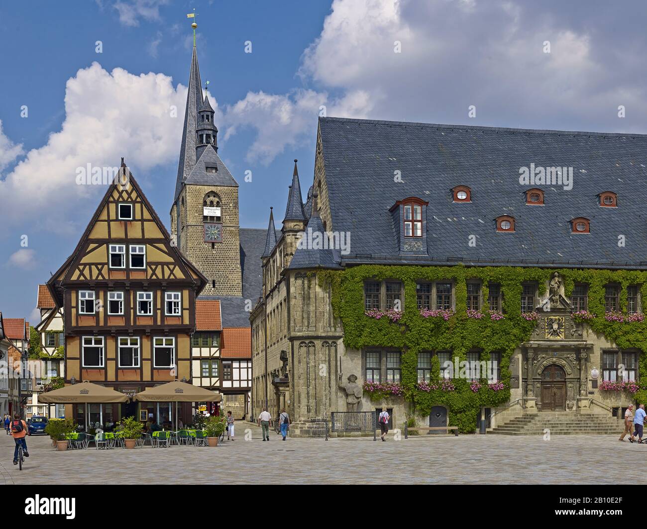 Mercato con municipio e chiesa cittadina di San Benedikti, vista in Hohen, gastronomia al mercato, Quedlinburg, Sassonia-Anhalt, Germania Foto Stock