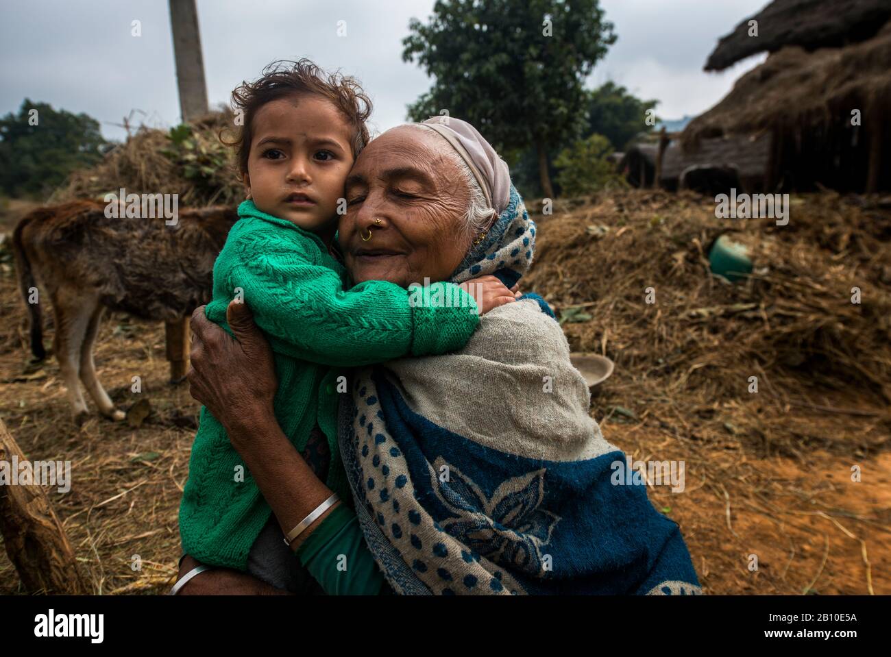 Nonna e nipote in un villaggio nepalese, Terai occidentale, Nepal Foto Stock