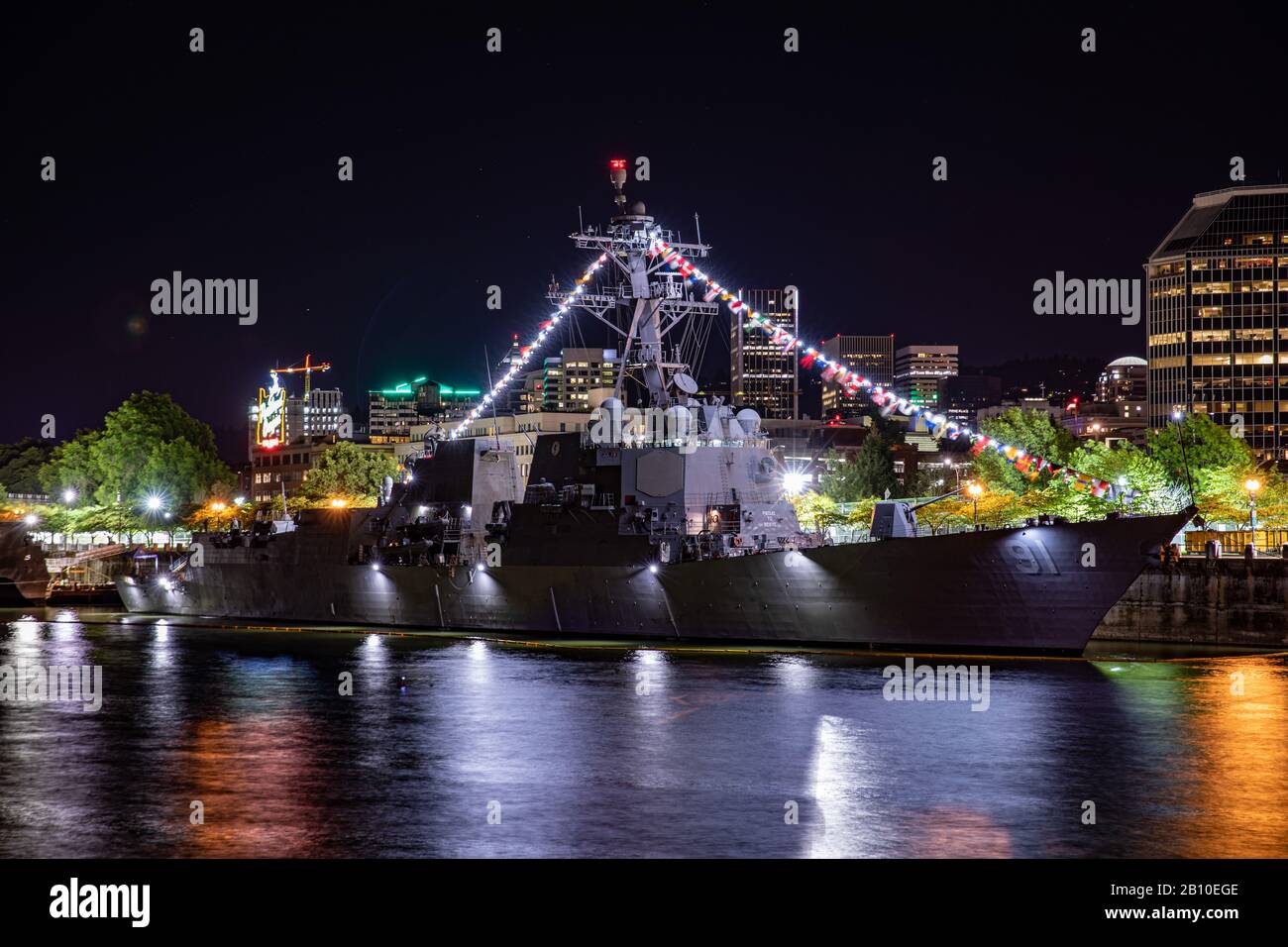 Portland, Oregon USA - 08 giugno 2019: Nave USS Pinckney (DDG 91) di notte durante il festival Rose ormeggiata al Tom McCall Waterfront Park. Foto Stock