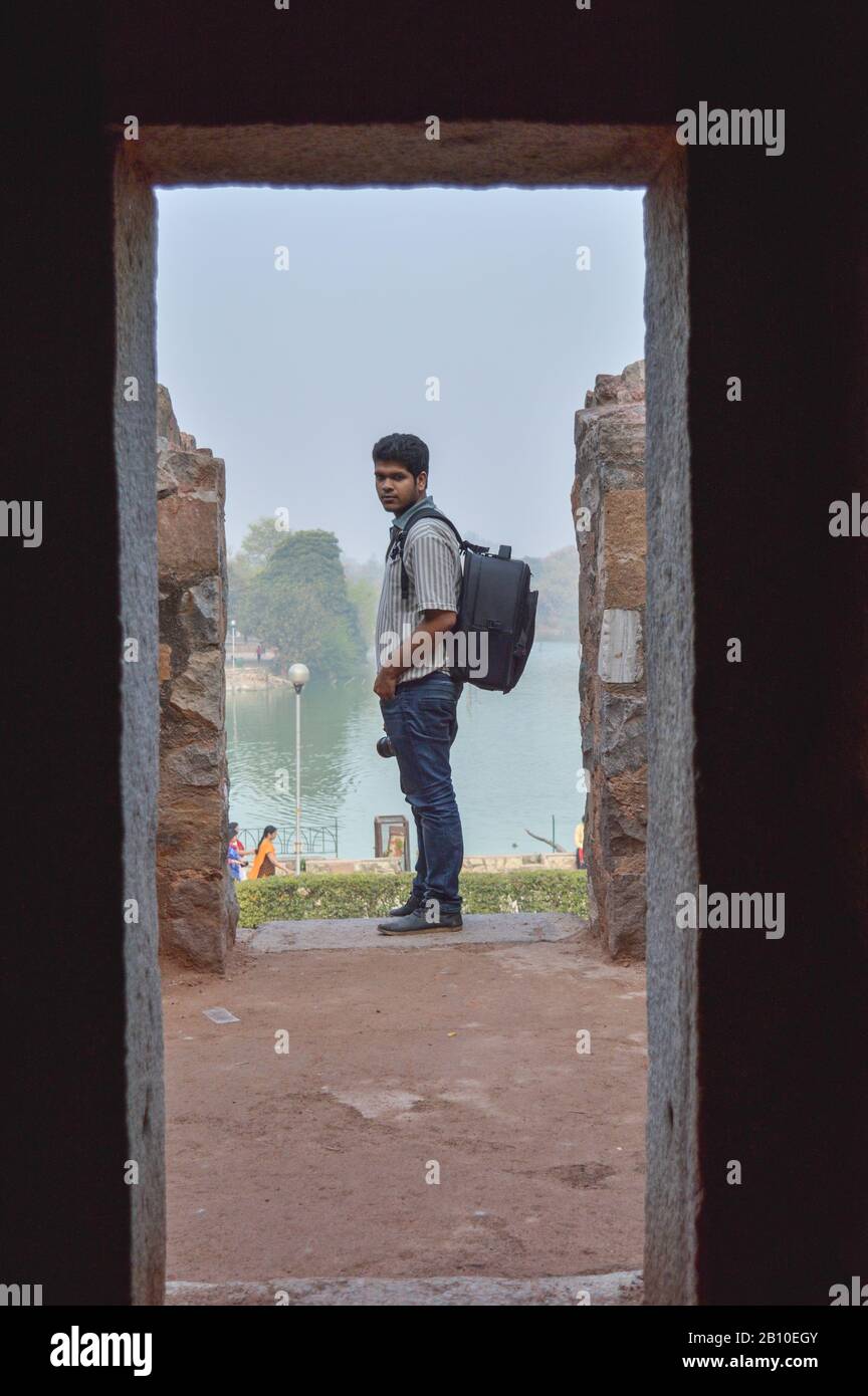 Un ragazzo indiano, ragazzo con fotocamera nikon D750 fare foto e posare dentro di giardino e lago al mattino. Foto Stock