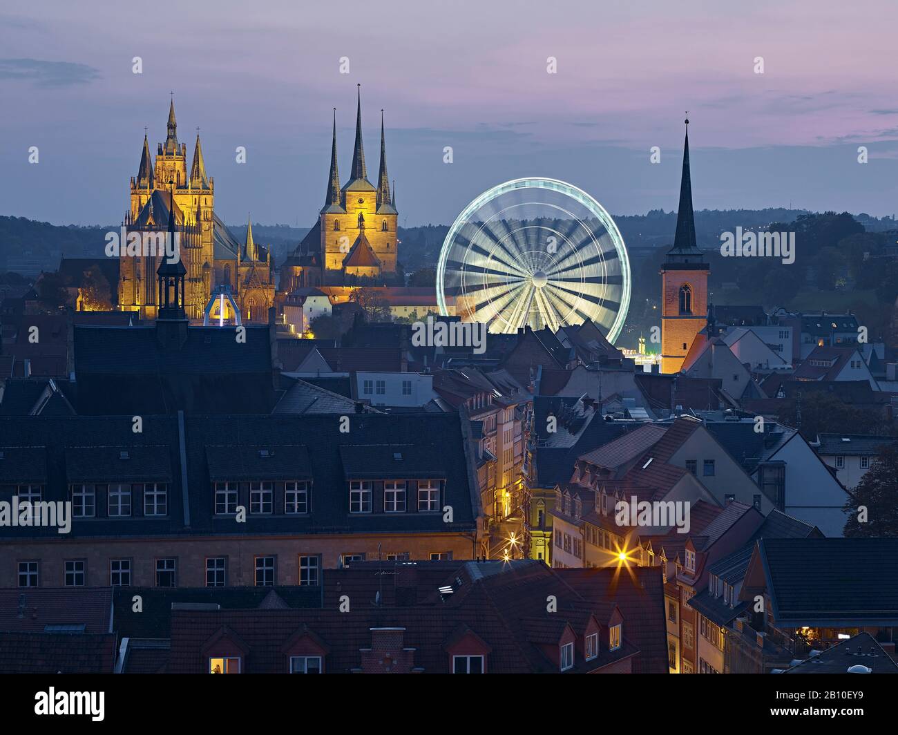 Vista su Erfurt con ruota ferris, cattedrale e Severikirche all'Oktoberfest, Turingia, Germania Foto Stock