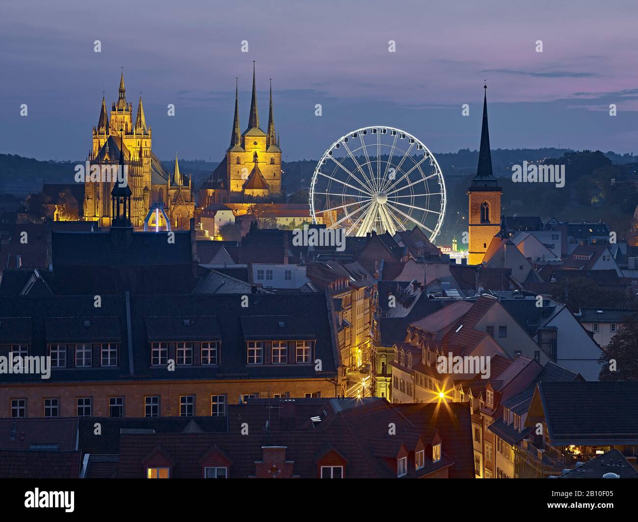 Vista su Erfurt con ruota ferris, cattedrale e Severikirche all'Oktoberfest, Turingia, Germania Foto Stock
