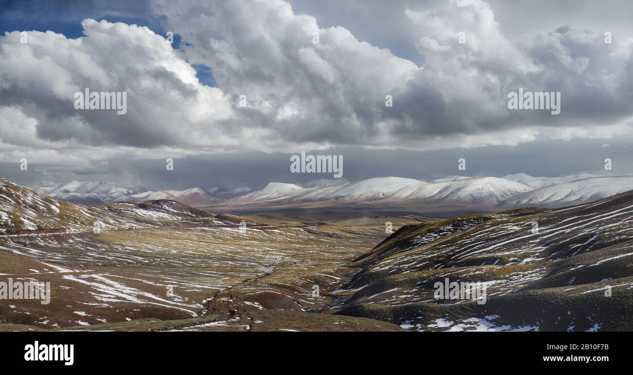 Alti passi di montagna dell'altopiano tibetano, provincia di Qinghai, Cina Foto Stock