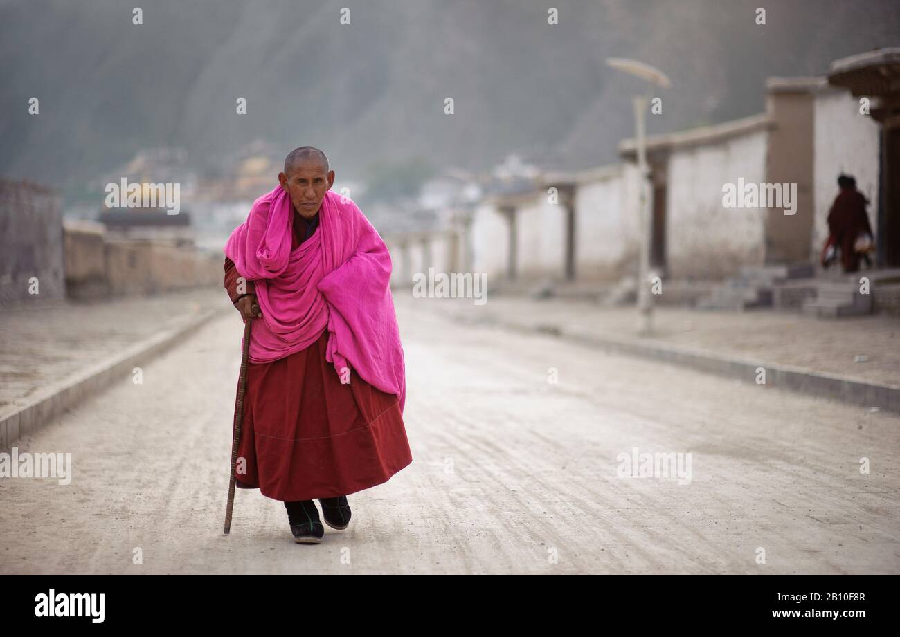 Antico monaco del monastero di Labrang, provincia di Gansu, Cina Foto Stock