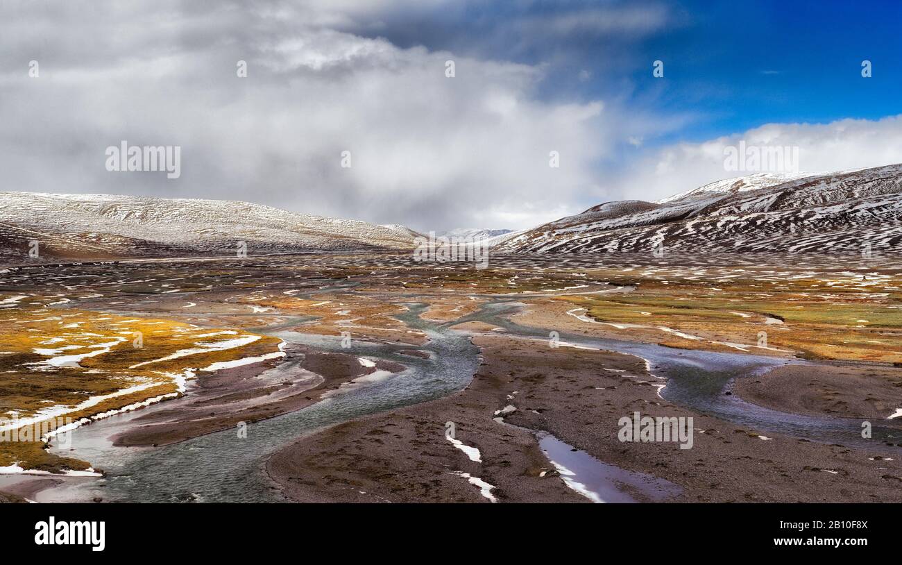 Fiumi e torrenti sull'altopiano tibetano, provincia di Qinghai, Cina Foto Stock