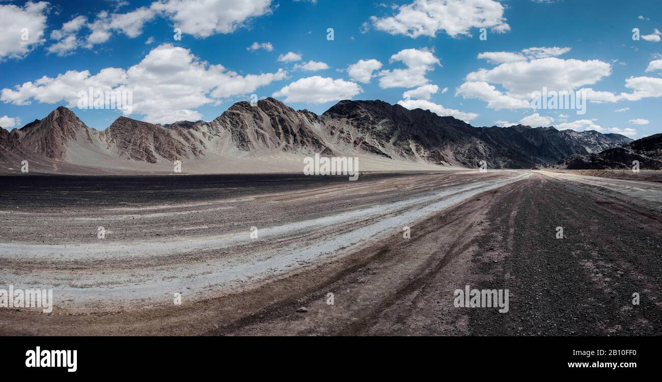Una strada sterrata nella provincia di Xinjiang, Cina Foto Stock