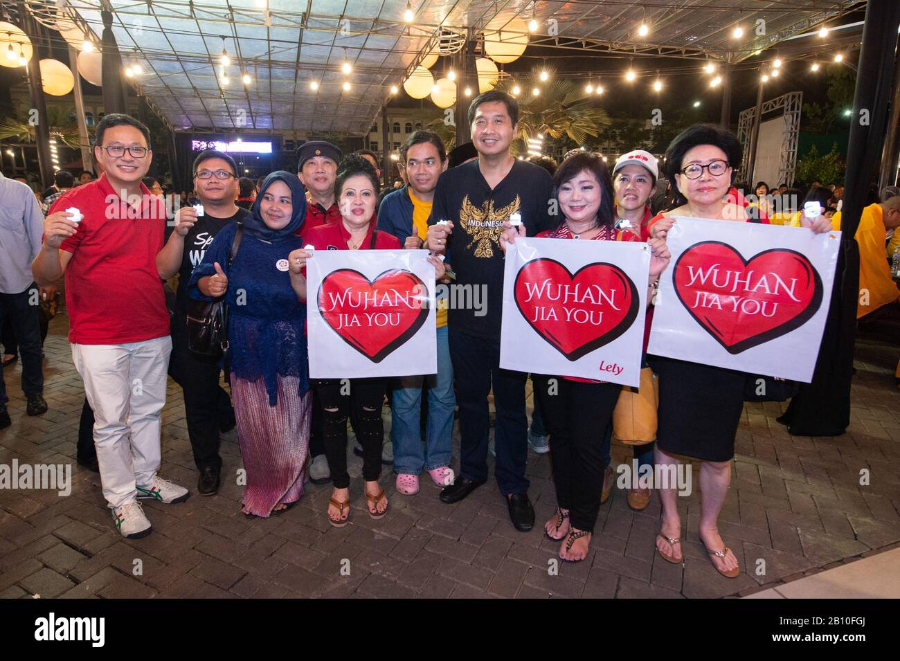 Jakarta, Indonesia. 21st Feb, 2020. La gente partecipa a un evento per mostrare il loro sostegno alla città cinese centrale di Wuhan, l'epicentro del nuovo focolaio di coronavirus (COVID-19), a Jakarta, Indonesia, 21 febbraio 2020. Credit: Du Yu/Xinhua/Alamy Live News Foto Stock