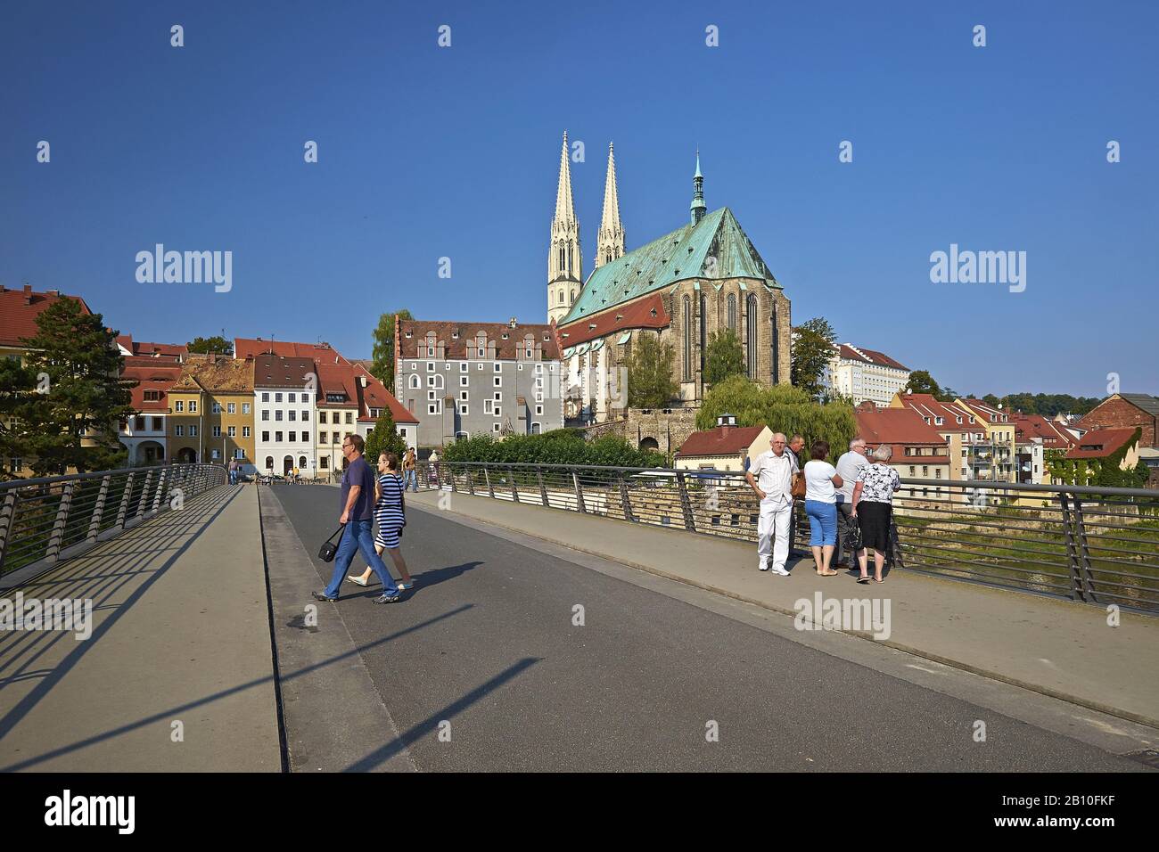 Ponte sul fiume Neisse al centro storico con la chiesa di San Pietro e Paolo a Görlitz, Sassonia, Germania Foto Stock
