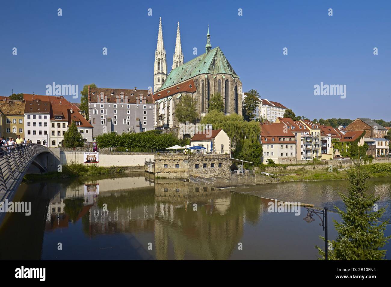 Vista sul fiume Neisse verso il centro storico con la chiesa di San Pietro e Paolo a Görlitz, Sassonia, Germania Foto Stock
