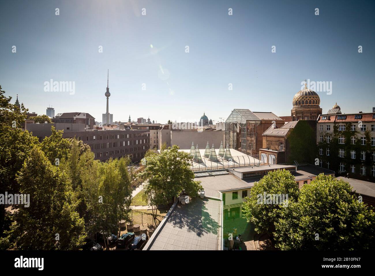 Vista dalla Auguststraße via Heckmann Höfe, dietro la torre della TV, cupola della cattedrale e della sinagoga di Berlino a Oranienburger Straße, Mitte, Berlino, Germania, Europa Foto Stock