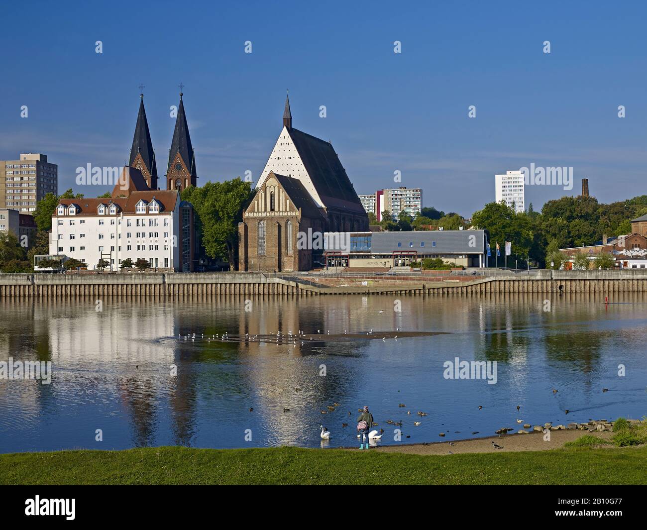 Vista sulla città di Oder con sala concerti 'c. Ph. E. Bach' E Friedenskirche, Francoforte (Oder), Brandeburgo, Germania Foto Stock