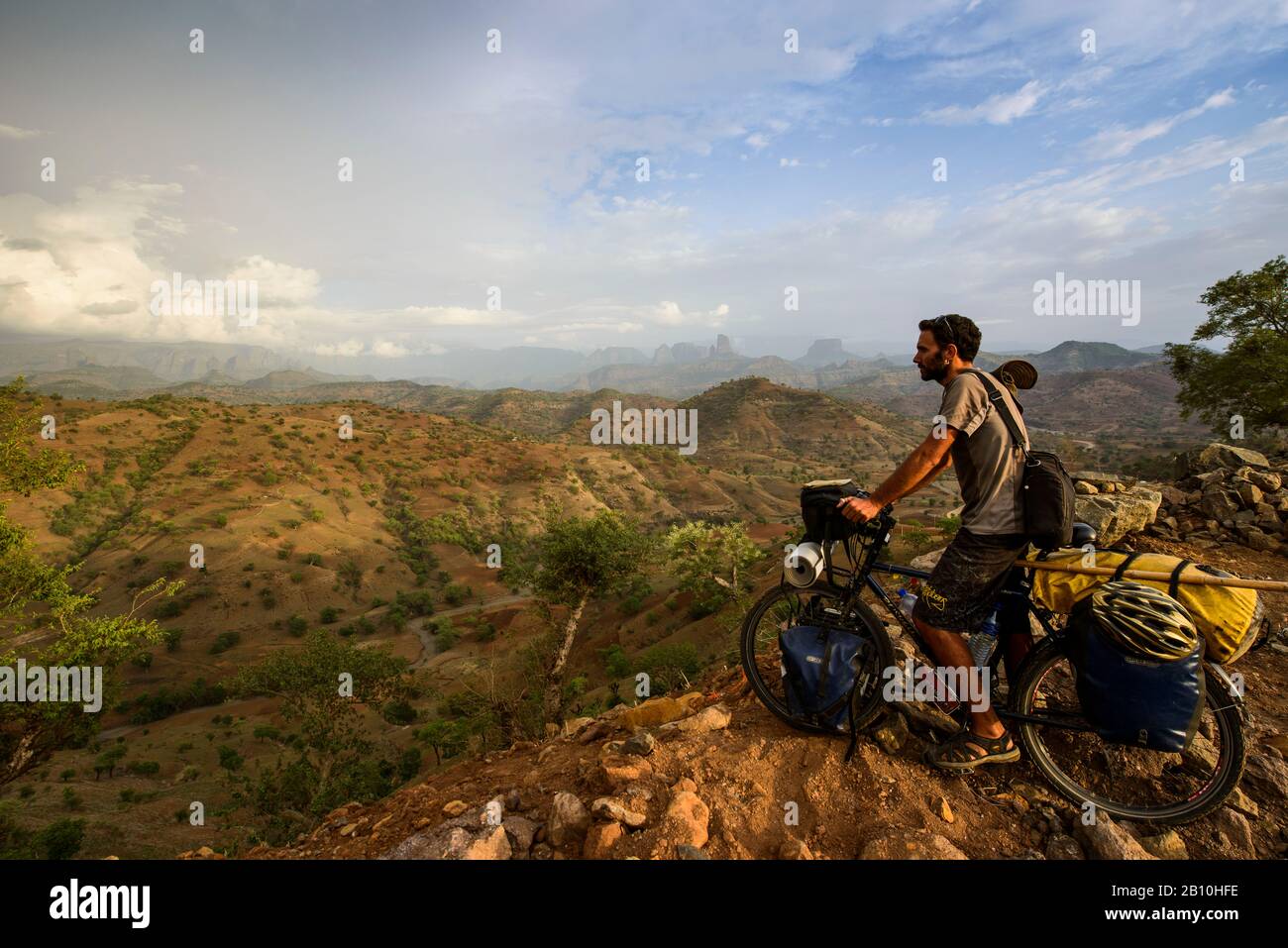 In bicicletta negli altopiani, a nord dell'Etiopia Foto Stock