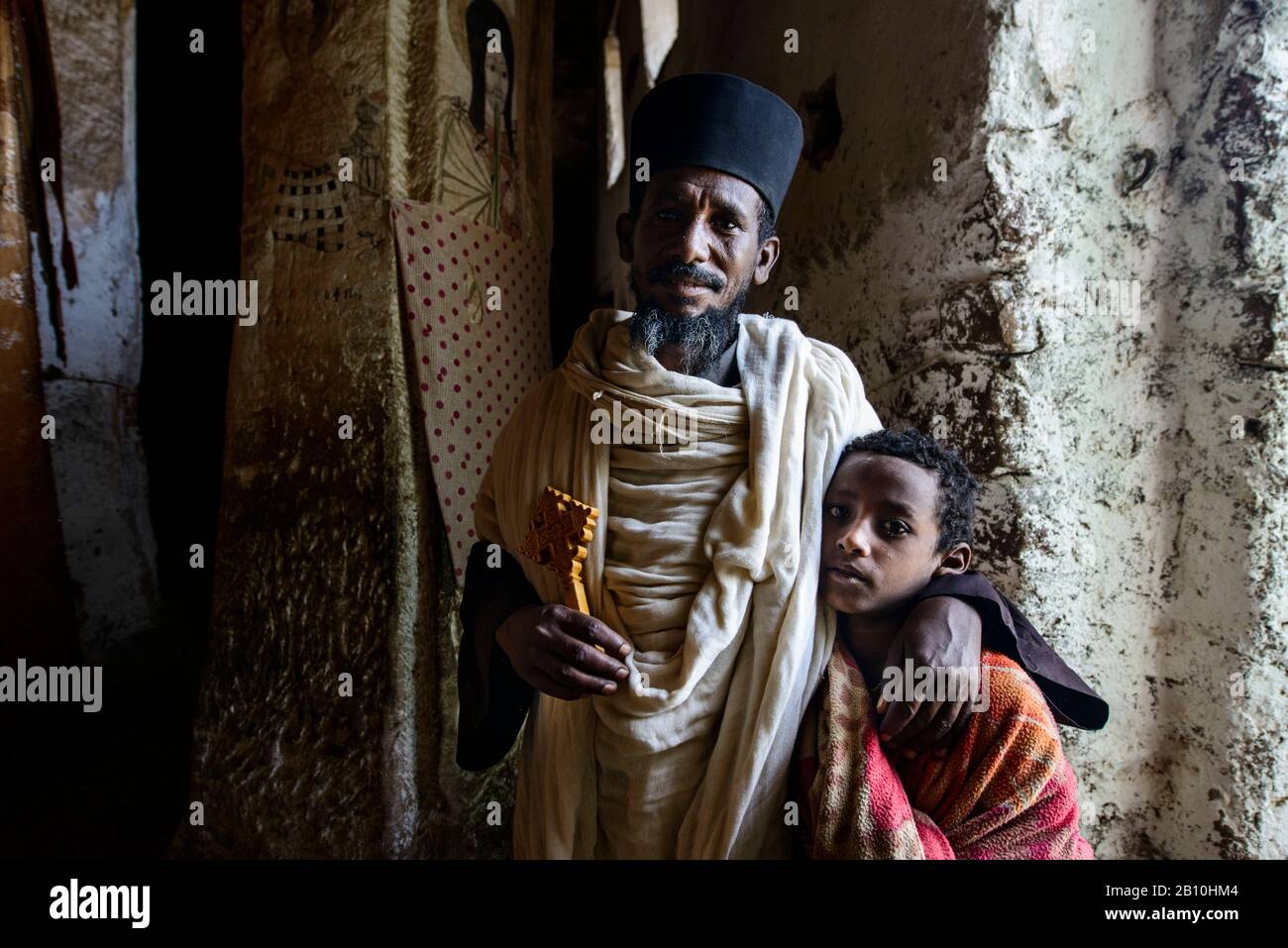 Sacerdote della Chiesa Ortodossa Etiope nella Chiesa rupestre Abba Yohanni, Tigray, Etiopia Foto Stock