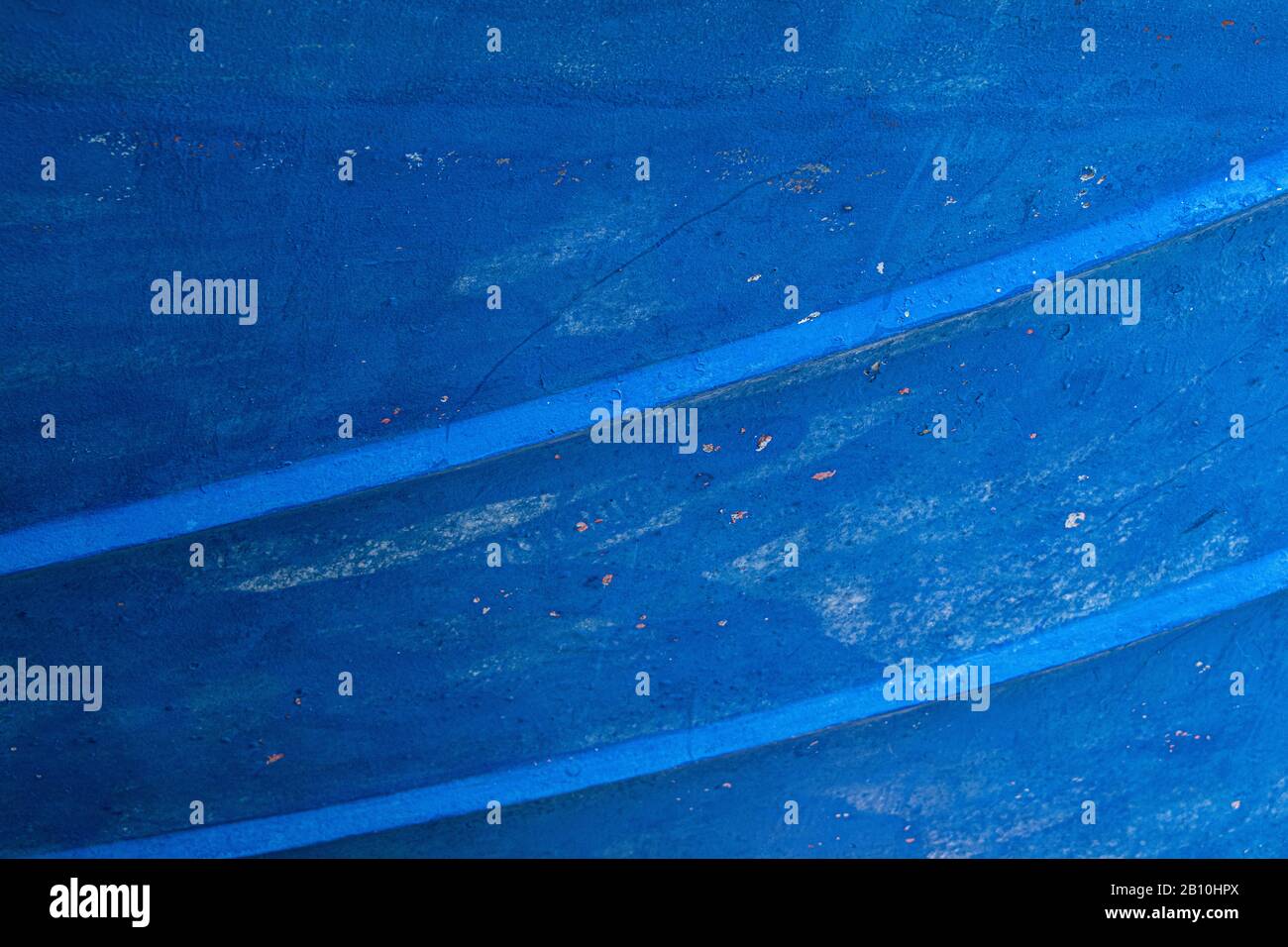 Fotografia astratta con colore, barca blu, Pantone Classic Blue, 2020 Color of the Year è Classic Blue, una tonalità che ricorda il cielo e il mare si incontrano Foto Stock