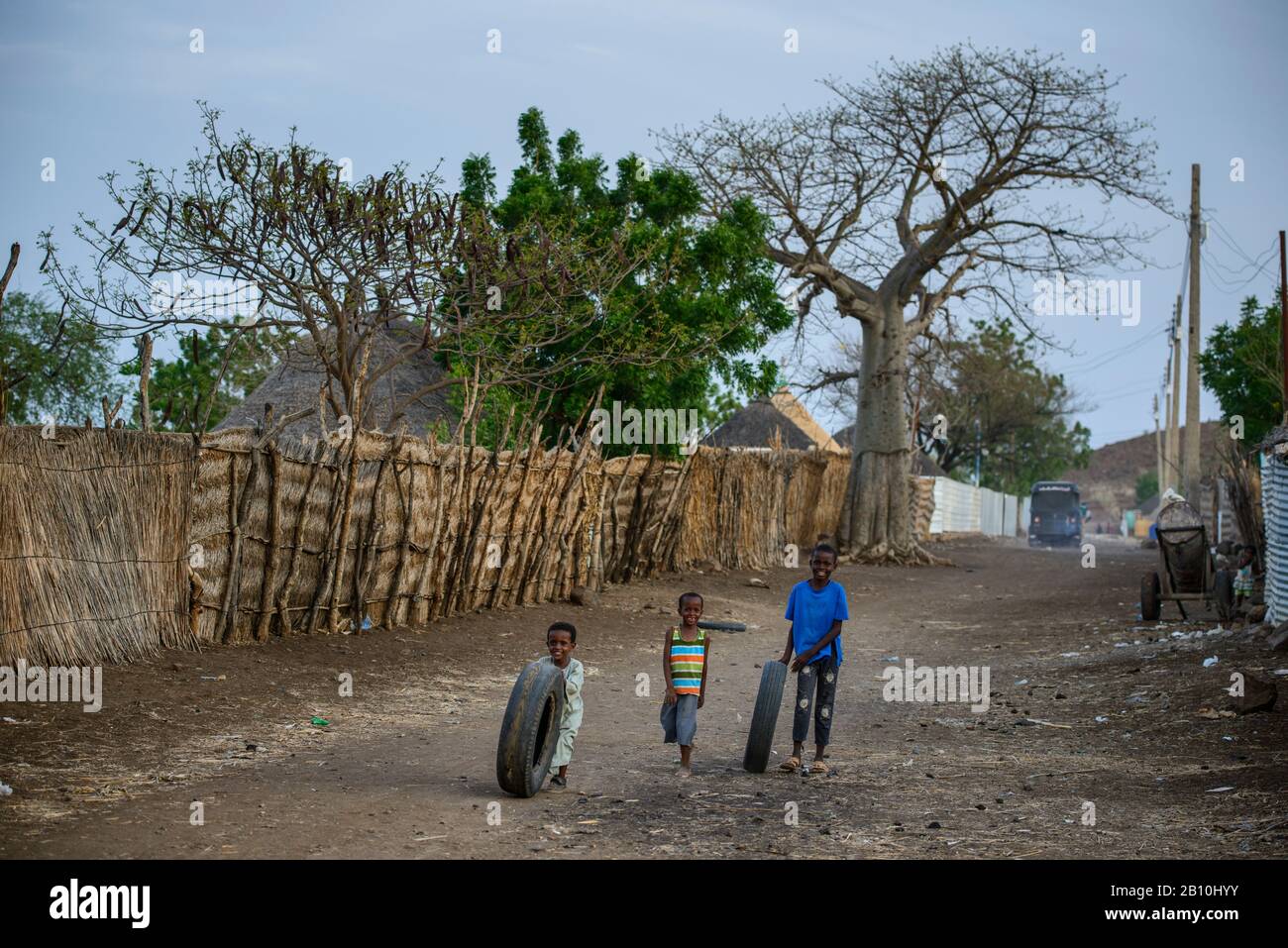 I bambini giocano con gli pneumatici vecchi vicino al-Galabat, Sudan Foto Stock