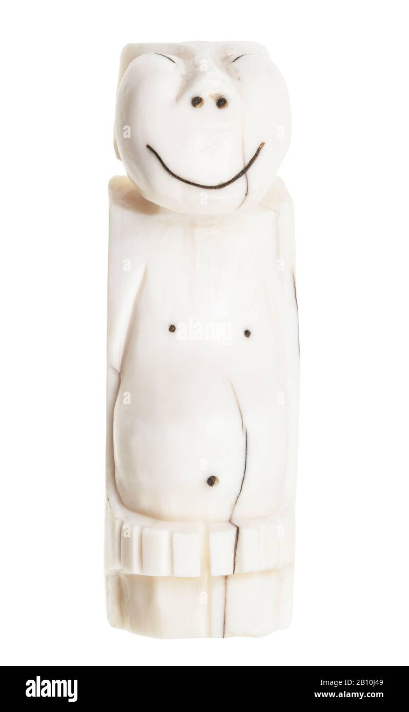 Scultura ossea tradizionale dei popoli del nord della Russia (Chukchi) - Peliken figurina scolpita da avorio di walrus isolato su sfondo bianco Foto Stock