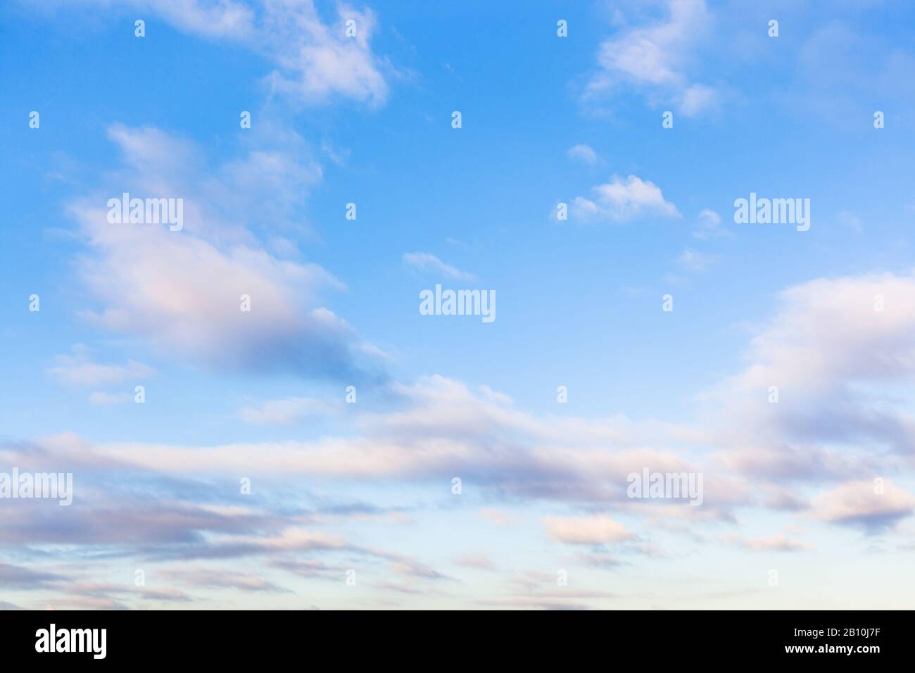 nuvole basse in cielo blu in serata crepuscolo in inverno Foto Stock