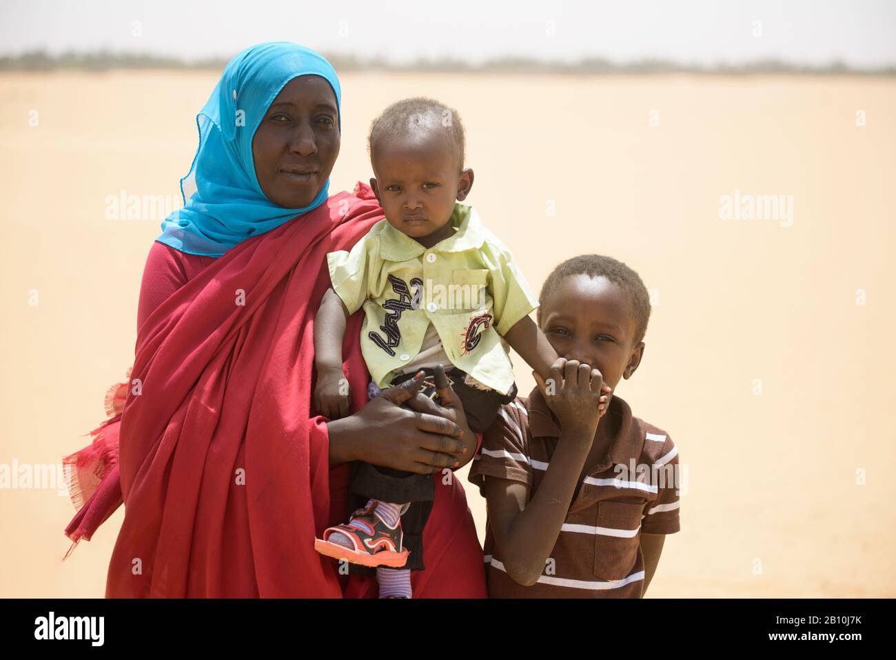 Madre nubiana con i suoi due figli nel Sahara, Sudan Foto Stock