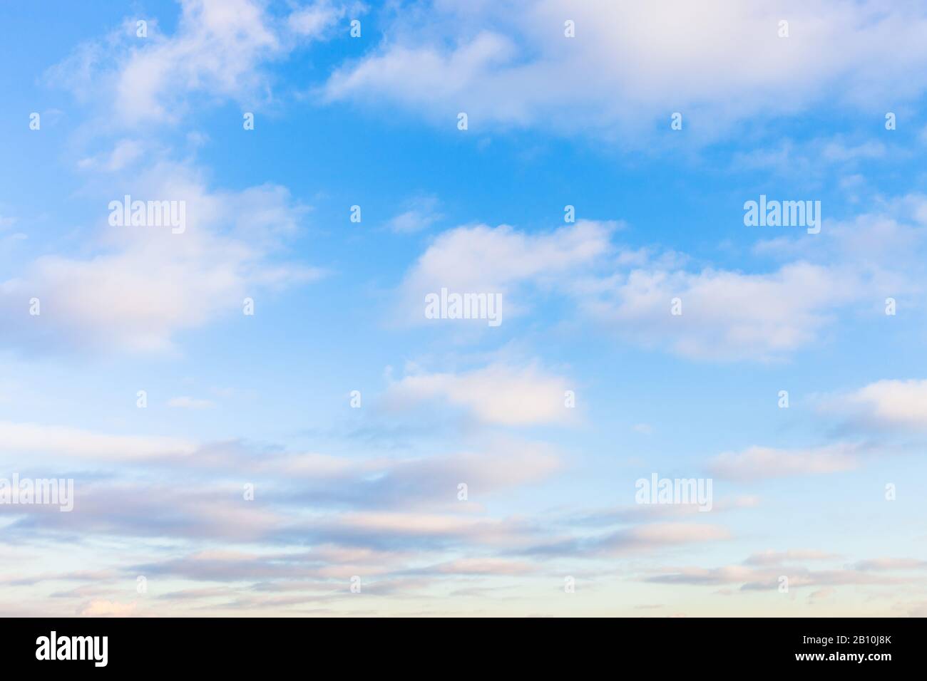 molte nuvole basse in cielo blu in serata crepuscolo in inverno Foto Stock