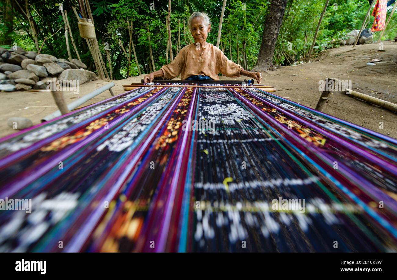 Donna di Timor ovest lavora su un Ikat, Indonesia Foto Stock
